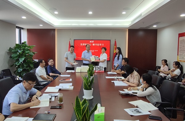 黨課銘初心，贈書促學(xué)習(xí)——徽鹽地產(chǎn)集團機關(guān)第二黨支部推動黨史學(xué)習(xí)教育再升溫
